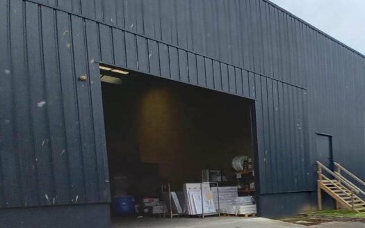 L LOCAL D'ACTIVITES de 502 m²