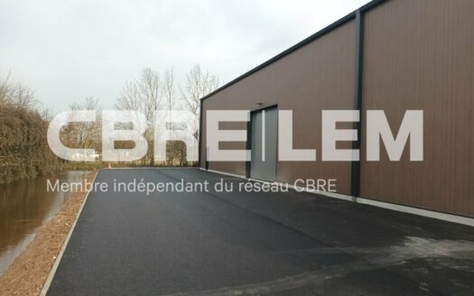 L LOCAL D'ACTIVITES de 870 m²