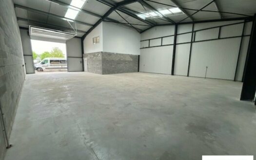 L LOCAL D'ACTIVITES de 1400 m²