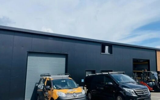 L LOCAL D'ACTIVITES de 240 m²