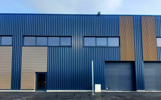 V LOCAL D'ACTIVITES de 2105 m²