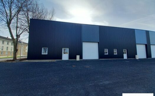 L LOCAL D'ACTIVITES de 448 m²