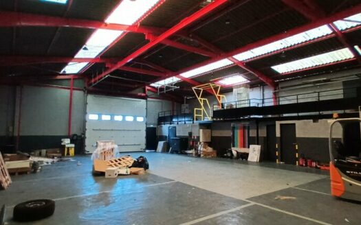L LOCAL D'ACTIVITES de 430 m²