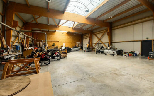 L LOCAL D'ACTIVITES de 578 m²