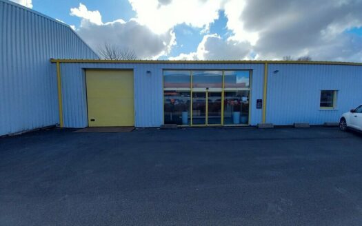L LOCAL D'ACTIVITES de 387 m²