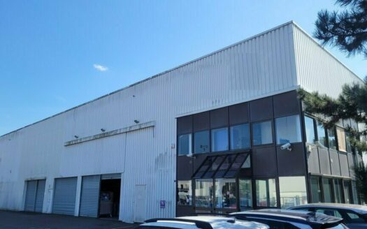 L LOCAL D'ACTIVITES de 945 m²