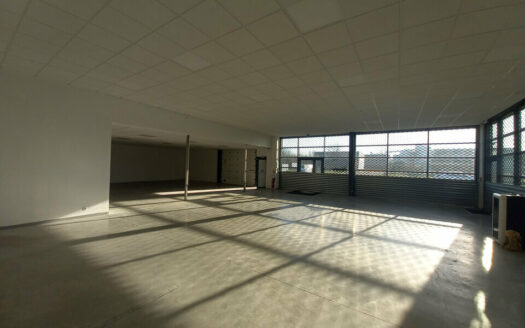 L LOCAL COMMERCIAL de 700 m²