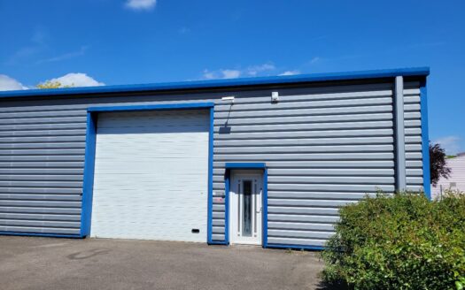 L LOCAL D'ACTIVITES de 165 m²