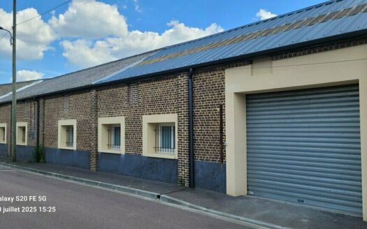 L LOCAL D'ACTIVITES de 228 m²