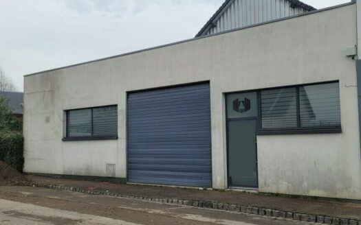 L LOCAL D'ACTIVITES de 454 m²