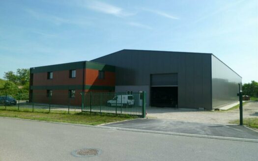 L LOCAL D'ACTIVITES de 402 m²