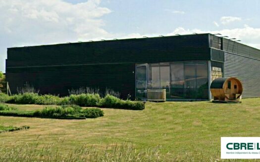 L LOCAL D'ACTIVITES de 830 m²