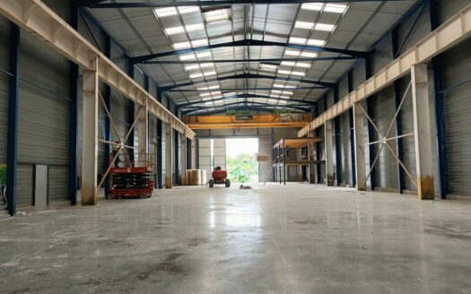 L LOCAL D'ACTIVITES de 1600 m²