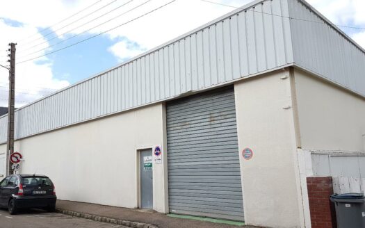 L LOCAL D'ACTIVITES de 245 m²