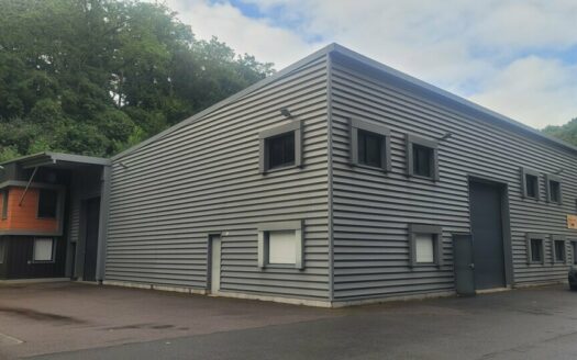 L LOCAL D'ACTIVITES de 210 m²