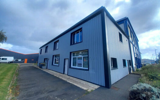 L LOCAL D'ACTIVITES de 215 m²