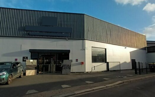 L LOCAL D'ACTIVITES de 595 m²