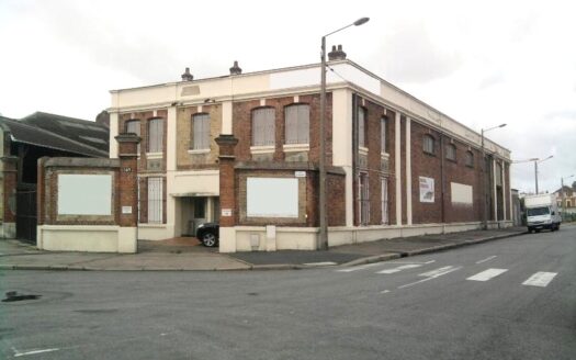 L LOCAL D'ACTIVITES de 740 m²