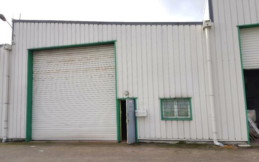 L LOCAL D'ACTIVITES de 334 m²