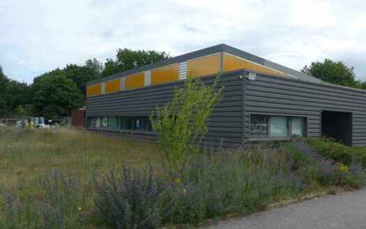 V LOCAL D'ACTIVITES de 595 m²