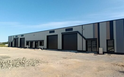 L LOCAL D'ACTIVITES de 220 m²