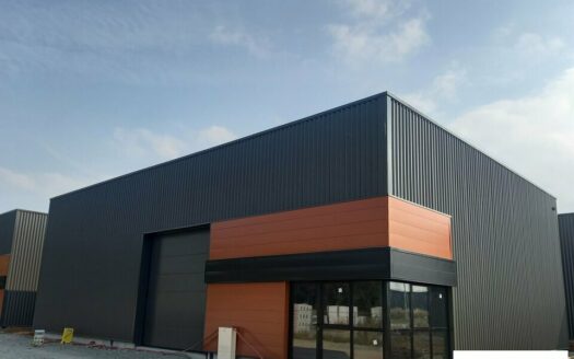 L LOCAL D'ACTIVITES de 330 m²