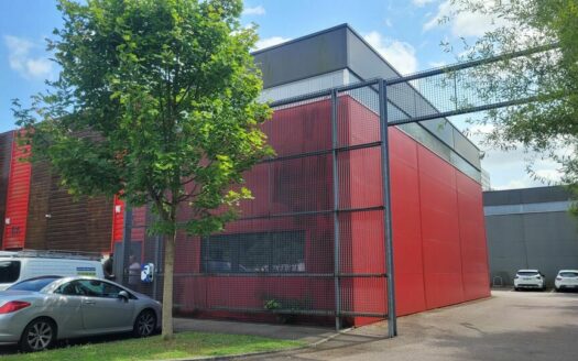 L LOCAL D'ACTIVITES de 174 m²