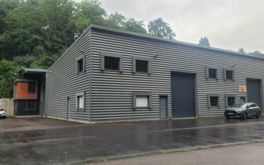 L LOCAL D'ACTIVITES de 210 m²