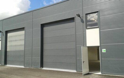 L LOCAL D'ACTIVITES de 94 m²