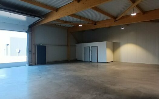 L LOCAL D'ACTIVITES de 240 m²