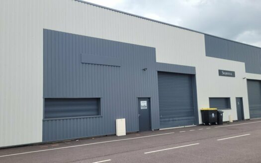 L LOCAL D'ACTIVITES de 252 m²
