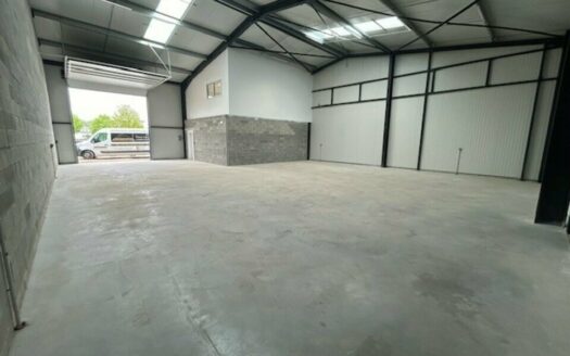 L LOCAL D'ACTIVITES de 1400 m²