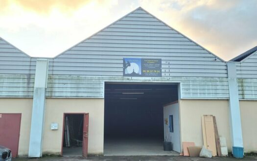 L LOCAL D'ACTIVITES de 254 m²