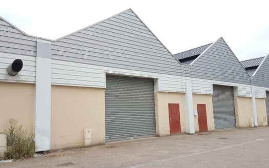 L LOCAL D'ACTIVITES de 254 m²