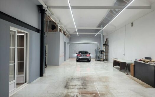 L LOCAL D'ACTIVITES de 245 m²