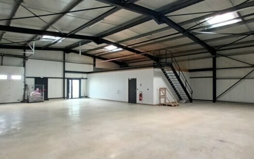 L LOCAL D'ACTIVITES de 400 m²