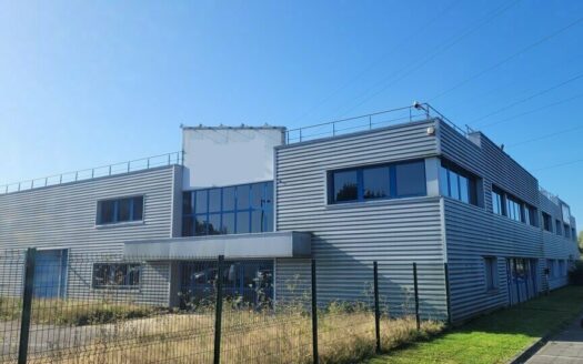 L LOCAL D'ACTIVITES de 1470 m²