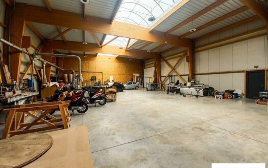 L LOCAL D'ACTIVITES de 578 m²