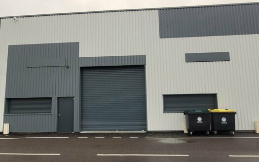 L LOCAL D'ACTIVITES de 375 m²