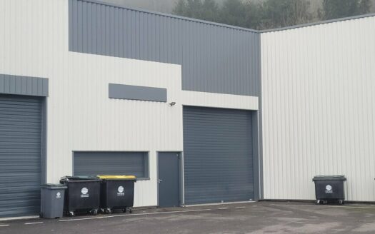 L LOCAL D'ACTIVITES de 250 m²