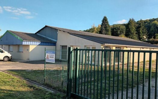 V LOCAL D'ACTIVITES de 790 m²