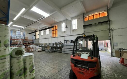 L LOCAL D'ACTIVITES de 740 m²