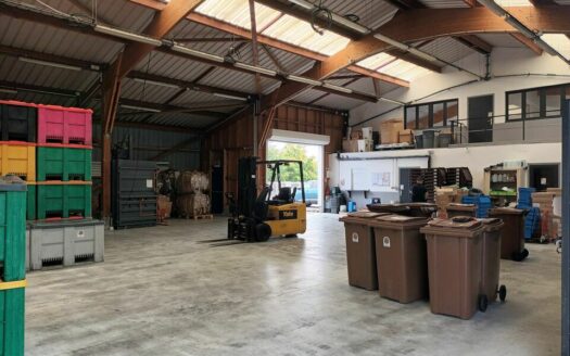 L LOCAL D'ACTIVITES de 552 m²
