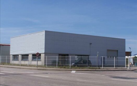 L LOCAL D'ACTIVITES de 432 m²