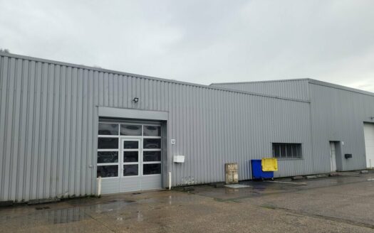 L LOCAL D'ACTIVITES de 355 m²