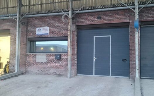 L LOCAL D'ACTIVITES de 230 m²