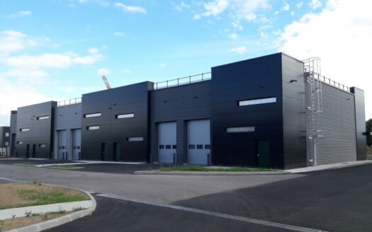 L LOCAL D'ACTIVITES de 200 m²