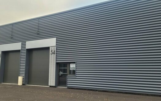 L LOCAL D'ACTIVITES de 105 m²