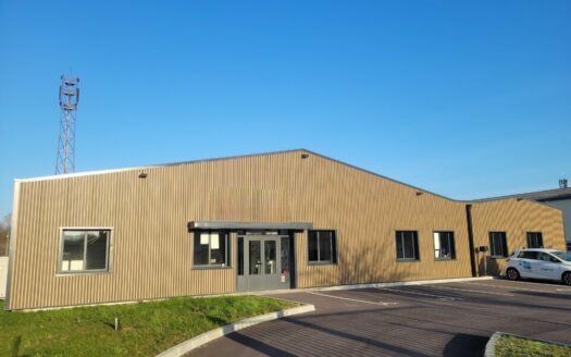L LOCAL D'ACTIVITES de 710 m²