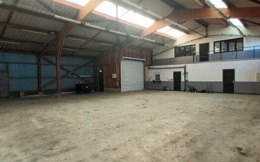 V LOCAL D'ACTIVITES de 899 m²